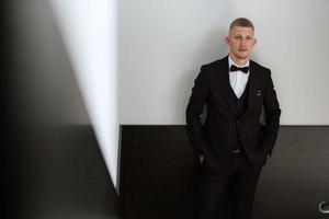 portrait of the groom in a brown three-piece suit photo