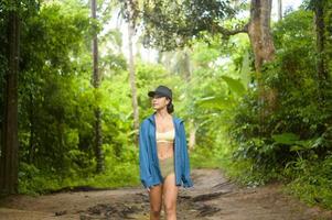 hermosa mujer asiática en ropa deportiva trekking en senderos de montaña, viajes y concepto de ecoturismo. foto