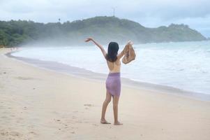 joven hermosa mujer en bikini disfrutando y relajándose en la playa, verano, vacaciones, vacaciones, concepto de estilos de vida. foto