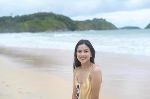 joven hermosa mujer en bikini disfrutando y relajándose en la playa, verano, vacaciones, vacaciones, concepto de estilos de vida. foto