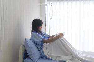 una paciente mujer asiática abatida. tras la declaración del médico de que el cáncer estaba llegando al final de su curso. foto