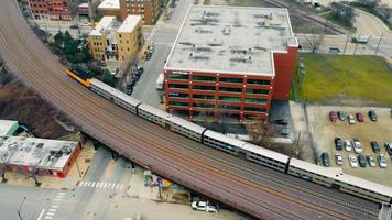 Chicago, Illinois. 15.04.2022 un train de banlieue à deux étages traversant la ville de chicago, illinois. le mouvement des trains longue distance en amérique. video
