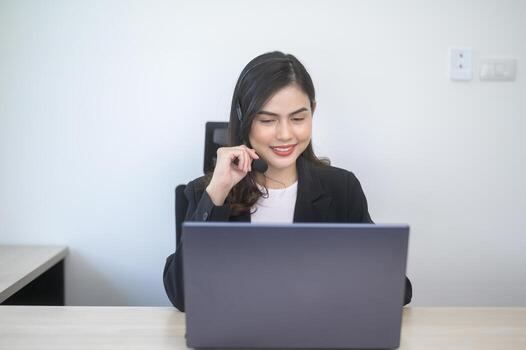 agente de centro de llamadas con auriculares que consultan a clientes en línea, servicio al cliente y concepto de operador de atención al cliente foto