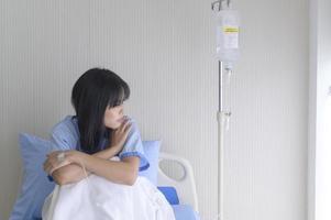 una paciente mujer asiática abatida. tras la declaración del médico de que el cáncer estaba llegando al final de su curso. foto