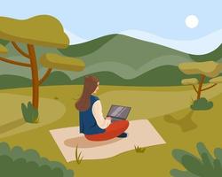 mujer joven feliz sentada en una manta en la naturaleza y navegando por internet. freelancer trabajando en una laptop al aire libre. trabajando fuera de casa. ilustración de vector plano de color