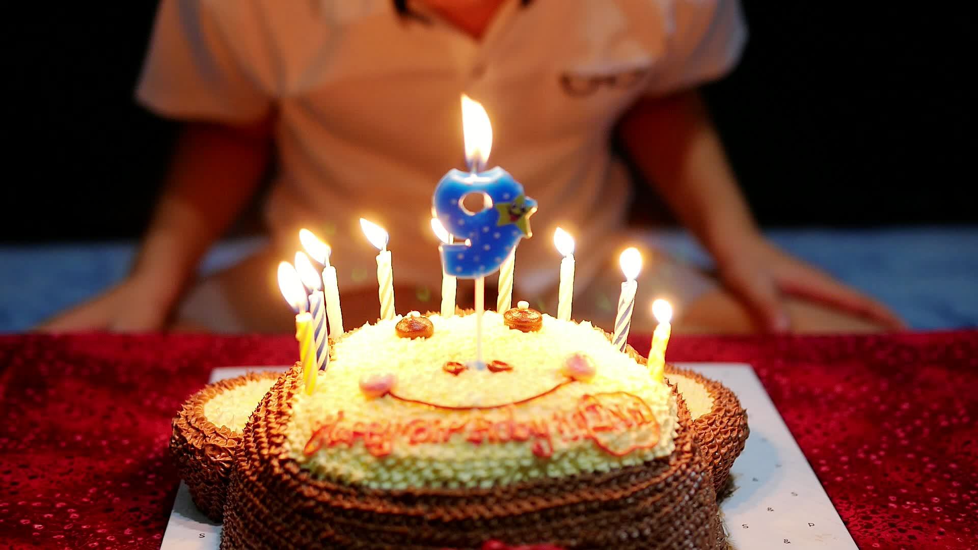 Fête D'anniversaire Pour Enfants. Enfant Souffler La Bougie De Gâteau Photo  stock - Image du fille, blonde: 249093706