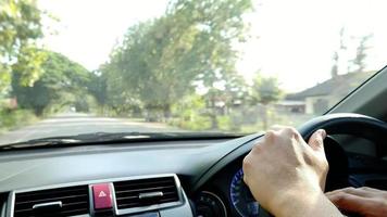 hombre conduciendo un automóvil en una carretera local en chiang may tailandia - imágenes de conducción de automóviles video
