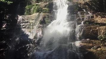 prachtige lokale waterval in chiang mai thailand - water natuur achtergrond ontspannen concept