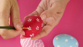 gente pintando coloridos huevos de pascua - concepto de celebración de vacaciones de pascua video