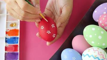 gente pintando coloridos huevos de pascua - concepto de celebración de vacaciones de pascua video