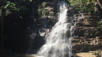 prachtige lokale waterval in chiang mai thailand - water natuur achtergrond ontspannen concept video