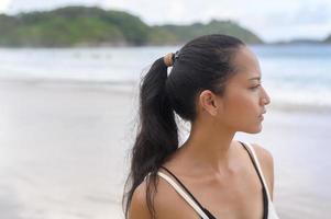 joven hermosa mujer disfrutando y relajándose en la playa, verano, vacaciones, vacaciones, concepto de estilos de vida. foto