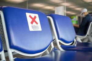 asientos vacíos en el aeropuerto bajo la pandemia de covid-19 foto