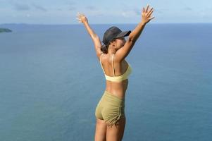 hermosa mujer asiática en ropa deportiva trekking en senderos de montaña, viajes y concepto de ecoturismo. foto