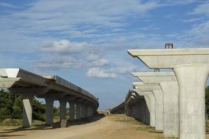 construcción y vaciado de columnas de hormigón para soportar el peso del puente de la autopista - en construcción para soportar la estructura del puente controlada por ingenieros civiles para reducir los viajes foto