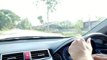 uomo che guida l'auto su una strada locale a chiang maggio thailandia - filmati di guida di auto video