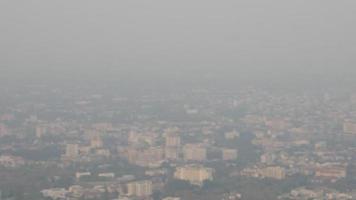 moeder en zoon depressief lijden aan luchtvervuiling over stadslandschap vuile lucht achtergrond - chiang mai thailand stad rooklucht pm2.5 vervuilingsconcept video