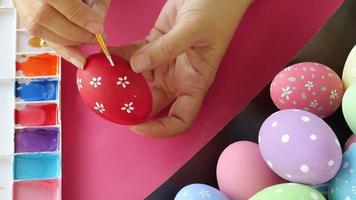 pessoas pintando ovos de páscoa coloridos - conceito de celebração do feriado de páscoa video