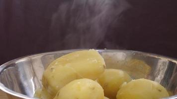 heißer dampf gekochte kartoffeln bereiten sich auf die herstellung von smash-kartoffeln vor - kochendes kartoffelkonzept video