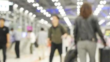 sfocatura al rallentatore persone o turisti o passeggeri che camminano al terminal dell'aeroporto video