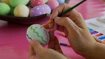 personnes peignant des oeufs de pâques colorés - concept de célébration de vacances de pâques