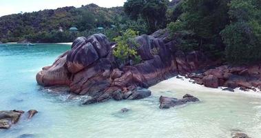plage paradisiaque de l'île de praslin au coeur de l'océan indien, seychelles