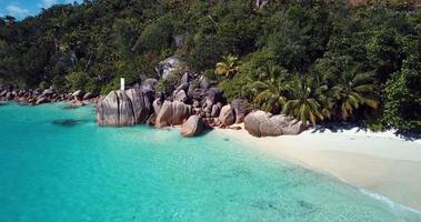 plage paradisiaque de l'île de praslin au coeur de l'océan indien, seychelles