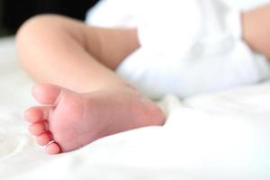 primer plano del pie del bebé, saludable con la madre para el nuevo concepto de familia foto