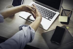 joven hombre de negocios trabajando duro en la oficina foto