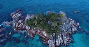 images aériennes de la st. île de pierre entourant l'eau bleue de l'océan indien, seychelles