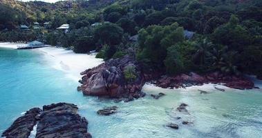 plage paradisiaque de l'île de praslin au coeur de l'océan indien, seychelles video