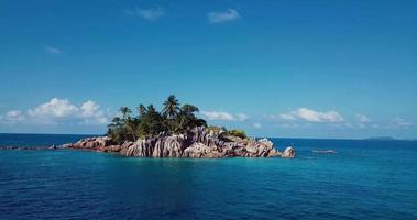 imagens aéreas do st. ilha de pierre ao redor da água azul do oceano índico, seychelles video