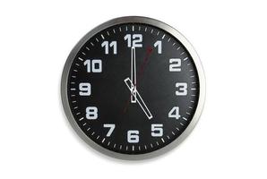 reloj independiente a las 5 en punto, termine el trabajo a las 5 p. m. aislar sobre fondo blanco, foto