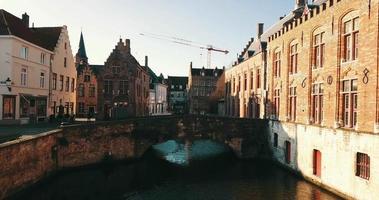 riprese aeree sotto il centro medievale di Brugge nel giorno d'estate video