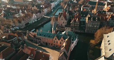 imágenes aéreas bajo el centro de la ciudad medieval de brujas en el día de verano video