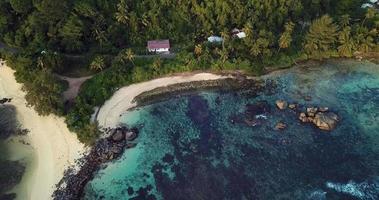 groene bomen en helderblauw water van het Mahé-eiland in het hart van de Indische Oceaan, Seychellen