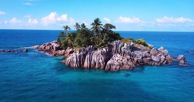 imagens aéreas do st. ilha de pierre ao redor da água azul do oceano índico, seychelles video