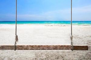 relájese columpio en la playa de arena de mar limpia playa de sol con paisaje de cielo azul claro - fondo de naturaleza marina concepto de vacaciones relajantes foto