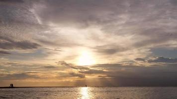 4k-schöne Wolkenlandschaft über dem Meer, Zeitrafferaufnahme bei Sonnenuntergang video