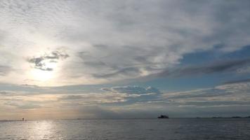 4k-bela paisagem de nuvens sobre o mar, tiro de lapso de tempo do pôr do sol