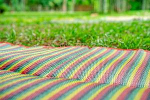alfombra asiática en el suelo de hierba en el parque al aire libre sin gente. foto