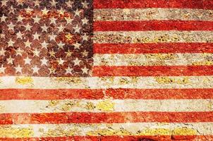 superposición de la bandera de estados unidos en la textura de la pared de cemento antiguo para uso de fondo foto