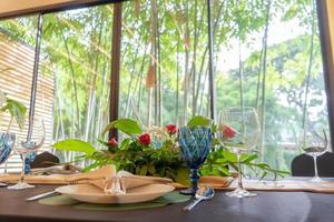 almuerzo o cena de lujo en el patrón de mesa larga con una mesa cubierta negra con decoración floral. foto