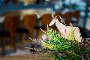 origami plegable de papel canguro marrón, decoración en restaurante, cafetería foto