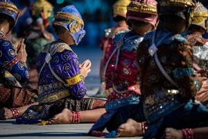 historia de pantomima ramayana bailando y actuando en el suelo por estudiantes tailandeses en el templo tailandés foto