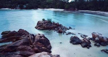 plage paradisiaque de l'île de praslin au coeur de l'océan indien, seychelles video