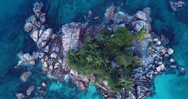 images aériennes de la st. île de pierre entourant l'eau bleue de l'océan indien, seychelles