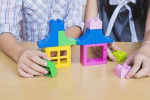 niños jugando piezas bloques de construcción creativos de plástico foto