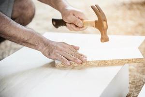 hombre que prepara la máquina herramienta cortadora de laminado del enrutador eléctrico - concepto de taller de carpintería foto