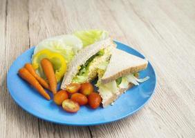 Sándwich de huevo con fondo de desayuno de ensalada de verduras frescas foto